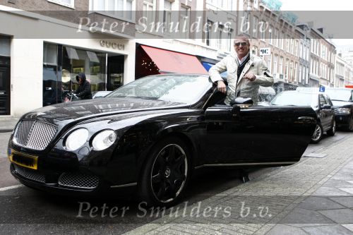 Amsterdam 29 maart 2008
Gordon met zijn bentley cabrio op de pc hooftstraat.