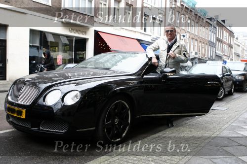 Amsterdam 29 maart 2008
Gordon met zijn bentley cabrio op de pc hooftstraat.