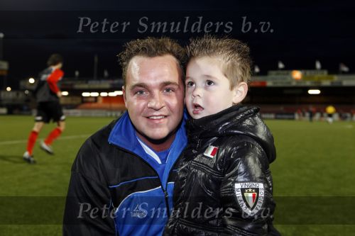 Volendam 24 maart 2009
Artiesten volendam waaronder Jan Smit en Simon Keizer voetballen in het stadion van Volendam tegen oa Mental Theo nabuurs Grad Damen en Rashid. Dick Jol is de scheidsrechter. Uiteindelijk wint brabant met 2-4. Grad Damen met zoontje
Peter Smulders bv