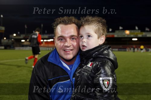 Volendam 24 maart 2009
Artiesten volendam waaronder Jan Smit en Simon Keizer voetballen in het stadion van Volendam tegen oa Mental Theo nabuurs Grad Damen en Rashid. Dick Jol is de scheidsrechter. Uiteindelijk wint brabant met 2-4. Grad Damen met zoontje
Peter Smulders bv