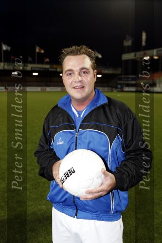 Volendam 24 maart 2009
Artiesten volendam waaronder Jan Smit en Simon Keizer voetballen in het stadion van Volendam tegen oa Mental Theo nabuurs Grad Damen en Rashid. Dick Jol is de scheidsrechter. Uiteindelijk wint brabant met 2-4
Peter Smulders bv