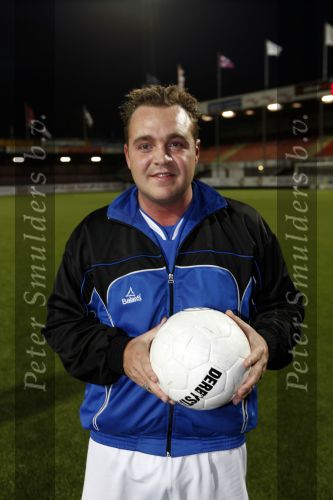 Volendam 24 maart 2009
Artiesten volendam waaronder Jan Smit en Simon Keizer voetballen in het stadion van Volendam tegen oa Mental Theo nabuurs Grad Damen en Rashid. Dick Jol is de scheidsrechter. Uiteindelijk wint brabant met 2-4
Peter Smulders bv