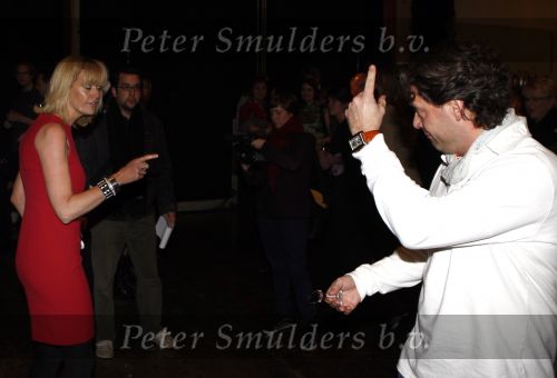 Amsterdam 12 november 2007
Guido den Aantrekker in het ziekenhuis nadat Daphne Deckers hem geslagen heeft. Guido nam net een slok van zijn champagne en het glas brak. Hij had een snee in zijn kin.
Peter Smulders bv