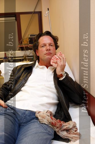 Amsterdam 12 november 2007
Guido den Aantrekker in het ziekenhuis nadat Daphne Deckers hem geslagen heeft. Guido nam net een slok van zijn champagne en het glas brak. Hij had een snee in zijn kin.
Peter Smulders bv