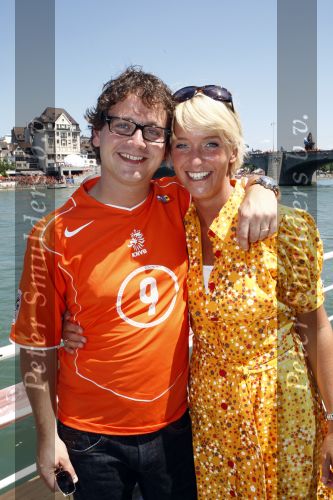 Basel 21 juni 2008
Nederland speelt in de kawrt finale op de ek tegen Rusland. In Basel lopen 150000 supporters van Nederland en maken er een feestje van. Guus Meeuwis met zijn vrouw Valerie