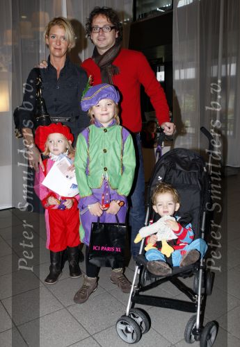Rotterdam 25 november 2007
Premiere Feest van sinterklaas in ahoy. Guus Meeuwis met zijn vrouw Valerie en drie kinderen