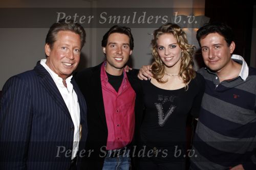 Amsterdam 7 februari 2008
Perspresentatie van sbs 6 net 5 en veronica in de angel studio\'s. Hans Kazan met zijn vrouw Wendy  en kinderen Renzo Lara Oscar en schoondochter Mara v Olst