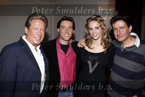 Amsterdam 7 februari 2008
Perspresentatie van sbs 6 net 5 en veronica in de angel studio\'s. Hans Kazan met zijn vrouw Wendy  en kinderen Renzo Lara Oscar en schoondochter Mara v Olst