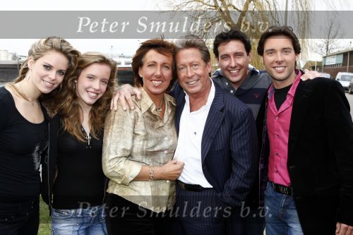 Amsterdam 7 februari 2008
Perspresentatie van sbs 6 net 5 en veronica in de angel studio\'s. Hans Kazan met zijn vrouw Wendy  en kinderen Renzo Lara Oscar en schoondochter Mara v Olst