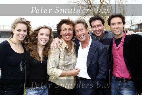 Amsterdam 7 februari 2008
Perspresentatie van sbs 6 net 5 en veronica in de angel studio\'s. Hans Kazan met zijn vrouw Wendy  en kinderen Renzo Lara Oscar en schoondochter Mara v Olst
