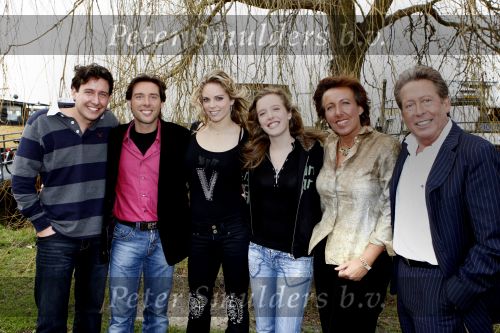 Amsterdam 7 februari 2008
Perspresentatie van sbs 6 net 5 en veronica in de angel studio\'s. Hans Kazan met zijn vrouw Wendy  en kinderen Renzo Lara Oscar en schoondochter Mara v Olst