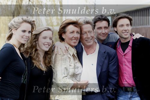 Amsterdam 7 februari 2008
Perspresentatie van sbs 6 net 5 en veronica in de angel studio\'s. Hans Kazan met zijn vrouw Wendy  en kinderen Renzo Lara Oscar en schoondochter Mara v Olst