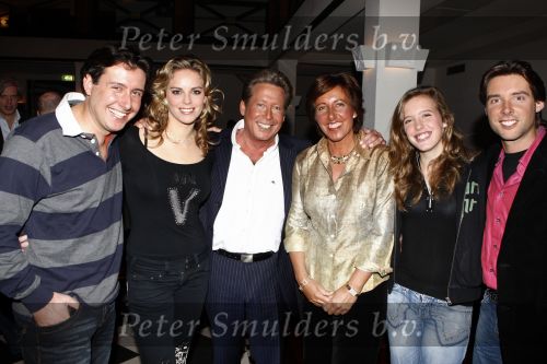 Amsterdam 7 februari 2008
Perspresentatie van sbs 6 net 5 en veronica in de angel studio\'s. Hans Kazan met zijn vrouw Wendy  en kinderen Renzo Lara Oscar en schoondochter Mara v Olst