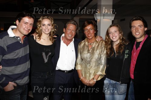 Amsterdam 7 februari 2008
Perspresentatie van sbs 6 net 5 en veronica in de angel studio\'s. Hans Kazan met zijn vrouw Wendy  en kinderen Renzo Lara Oscar en schoondochter Mara v Olst