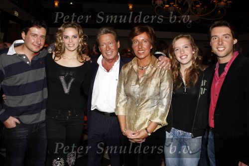 Amsterdam 7 februari 2008
Perspresentatie van sbs 6 net 5 en veronica in de angel studio\'s. Hans Kazan met zijn vrouw Wendy  en kinderen Renzo Lara Oscar en schoondochter Mara v Olst