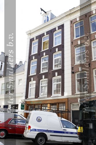 Hans Kazan met vrouw Wendy en kinderen in Amsterdam na thuiskomst van \