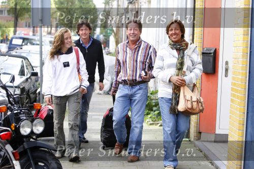 Hans Kazan met vrouw Wendy en kinderen in Amsterdam na thuiskomst van \