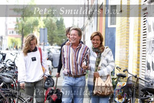 Hans Kazan met vrouw Wendy en kinderen in Amsterdam na thuiskomst van \