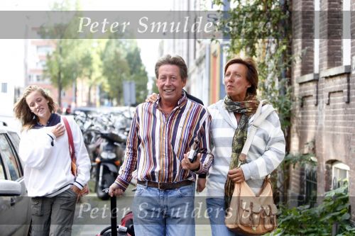 Hans Kazan met vrouw Wendy en kinderen in Amsterdam na thuiskomst van \