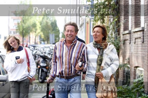 Hans Kazan met vrouw Wendy en kinderen in Amsterdam na thuiskomst van \