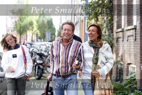 Hans Kazan met vrouw Wendy en kinderen in Amsterdam na thuiskomst van \