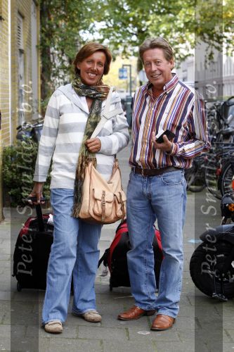 Hans Kazan met vrouw Wendy en kinderen in Amsterdam na thuiskomst van \