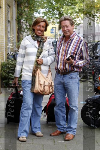 Hans Kazan met vrouw Wendy en kinderen in Amsterdam na thuiskomst van \