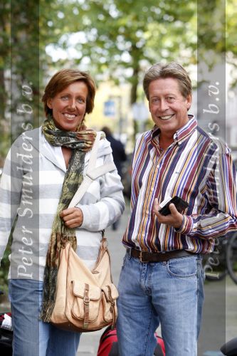 Hans Kazan met vrouw Wendy en kinderen in Amsterdam na thuiskomst van \