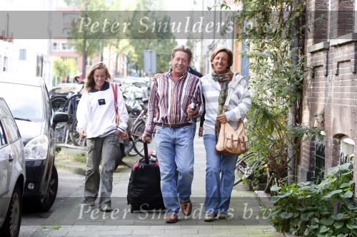 Hans Kazan met vrouw Wendy en kinderen in Amsterdam na thuiskomst van \