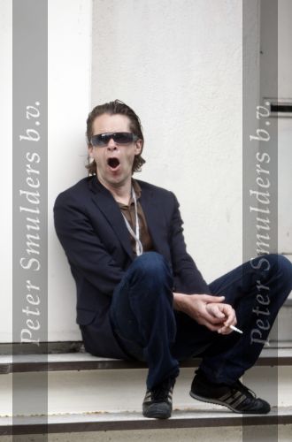 Amsterdam 2 juni 2008
Hans Teeuwen gapenp op en stoepje voor een huis.