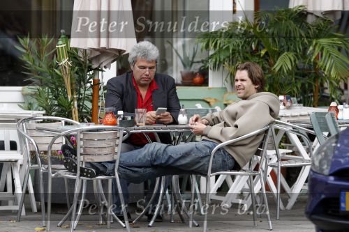 Amsterdam 9 september 2007
hans Teeuwen ligt op terras met Theodor Holman.