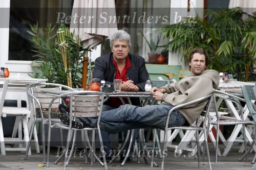 Amsterdam 9 september 2007
hans Teeuwen ligt op terras met Theodor Holman.