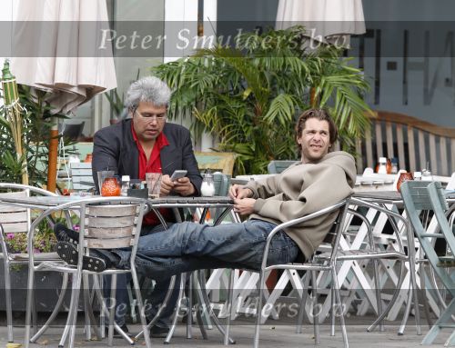 Amsterdam 9 september 2007
hans Teeuwen ligt op terras met Theodor Holman.