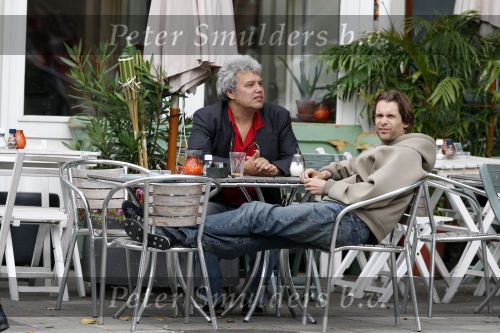 Amsterdam 9 september 2007
hans Teeuwen ligt op terras met Theodor Holman.