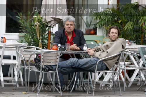 Amsterdam 9 september 2007
hans Teeuwen ligt op terras met Theodor Holman.