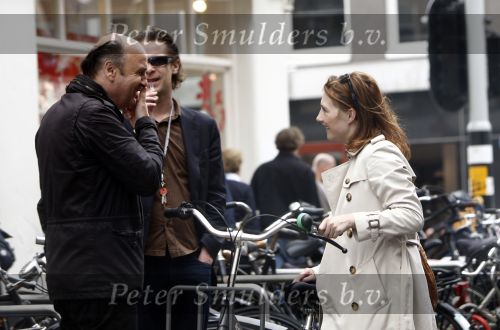 Amsterdam 27 mei 2008
Hans Teeuwen en Carice v Houten aan de wandel in Amsterdam.