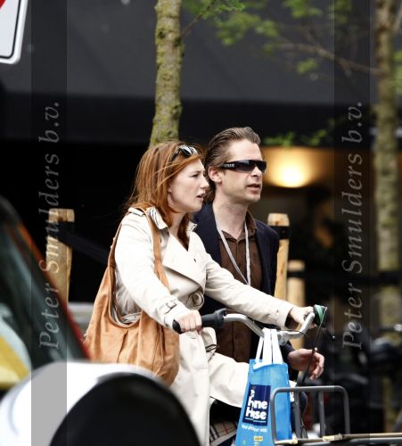 Amsterdam 27 mei 2008
Hans Teeuwen en Carice v Houten aan de wandel in Amsterdam.