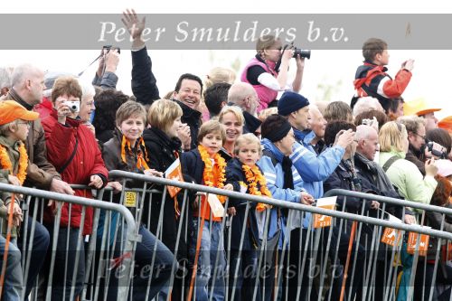 Makkum en Franeker30 april 2008
Koninginnedag 2008 met Koningin Beatrix Prins Willem Alexander Friso Constantijn Maurits Floris Pieter Christiaan Pieter v Vollenhoven en de prinsessen Maxima Laurentien Mabel Aimee Anita Margriet en Marilene. hans Verstraaten met gezin
Peter Smulders bv