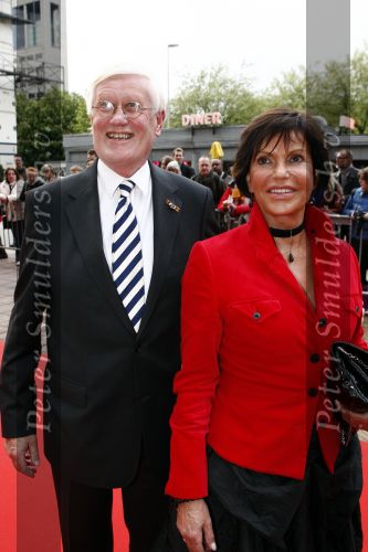 Utrecht 28 april 2009
Pieter v Vollenhoven viert zijn 70e verjaardag in het Beatrix theater in Utrecht. Hans Wiegel met zijn vriendin
Peter Smulders bv