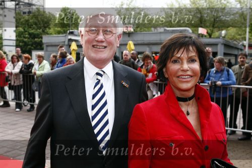 Utrecht 28 april 2009
Pieter v Vollenhoven viert zijn 70e verjaardag in het Beatrix theater in Utrecht. Hans Wiegel met zijn vriendin
Peter Smulders bv