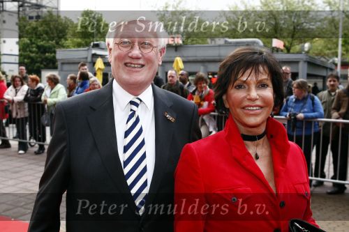 Utrecht 28 april 2009
Pieter v Vollenhoven viert zijn 70e verjaardag in het Beatrix theater in Utrecht. Hans Wiegel met zijn vriendin
Peter Smulders bv