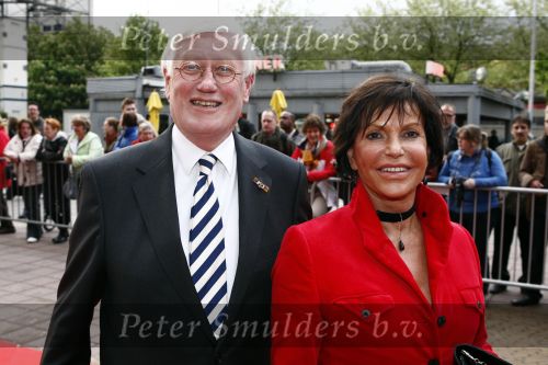 Utrecht 28 april 2009
Pieter v Vollenhoven viert zijn 70e verjaardag in het Beatrix theater in Utrecht. Hans Wiegel met zijn vriendin
Peter Smulders bv