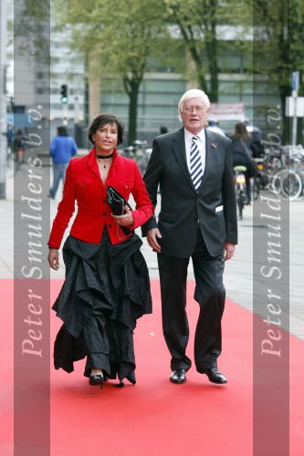 Utrecht 28 april 2009
Pieter v Vollenhoven viert zijn 70e verjaardag in het Beatrix theater in Utrecht. Hans Wiegel met zijn vriendin
Peter Smulders bv