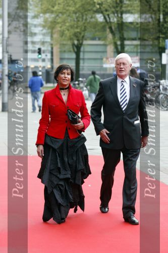 Utrecht 28 april 2009
Pieter v Vollenhoven viert zijn 70e verjaardag in het Beatrix theater in Utrecht. Hans Wiegel met zijn vriendin
Peter Smulders bv