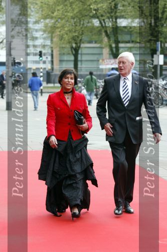Utrecht 28 april 2009
Pieter v Vollenhoven viert zijn 70e verjaardag in het Beatrix theater in Utrecht. Hans Wiegel met zijn vriendin
Peter Smulders bv