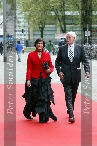 Utrecht 28 april 2009
Pieter v Vollenhoven viert zijn 70e verjaardag in het Beatrix theater in Utrecht. Hans Wiegel met zijn vriendin
Peter Smulders bv