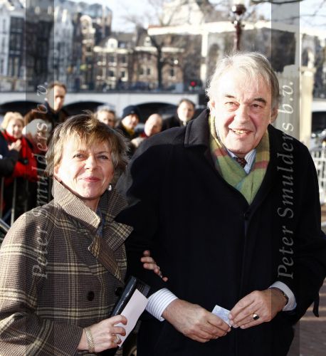 Amsterdam 1 februari 2008
Feest koningin Beatrix en Prinses Margriet voor hun 70e en 65e verjaardag in Carre.
Hans v Mierlo met vriendin Connie Palmen