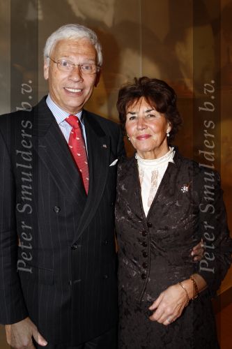 Schiphol 23 januari 2008
Opening nieuwe VIP centrum en koninklijke loge op schiphol door Koningin Beatrix.
Gerlach Cerfontaine begeleidt haar.hans v d Broek met zijn vrouw