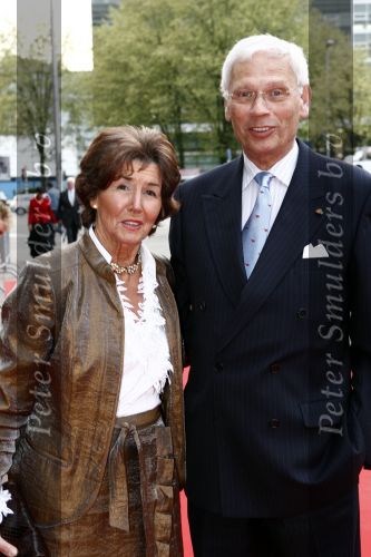 Utrecht 28 april 2009
Pieter v Vollenhoven viert zijn 70e verjaardag in het Beatrix theater in Utrecht. Hans v d Broek met zijn vrouw
Peter Smulders bv