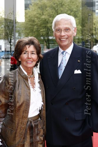 Utrecht 28 april 2009
Pieter v Vollenhoven viert zijn 70e verjaardag in het Beatrix theater in Utrecht. Hans v d Broek met zijn vrouw
Peter Smulders bv